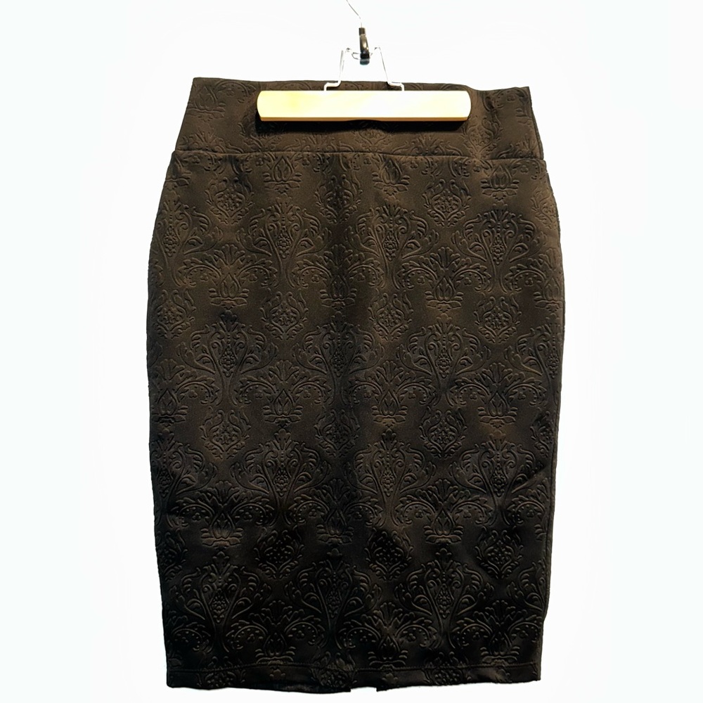 NEW WITHOUT TAG. Beautiful pencil skirt made of fabric with a convex pattern, M